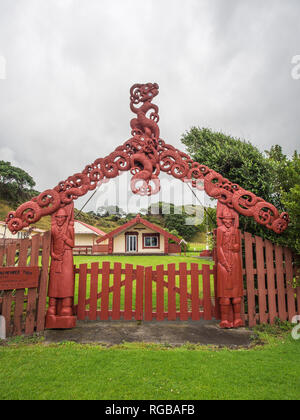 Gateway intagliato, Wairūrū marae, Waihau Bay, Strada Statale 35, East Cape, Nuova Zelanda. Foto Stock