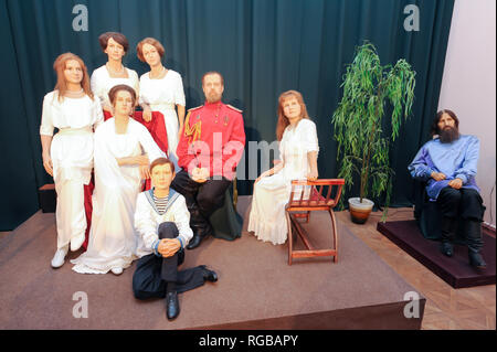 Figure di Cera di Romanov famiglia imperiale da sinistra seduto Granduchessa Maria Nikolaevna, Queen Alexandra Feodorovna, Tsar Nicholas II, Granduchessa un Foto Stock