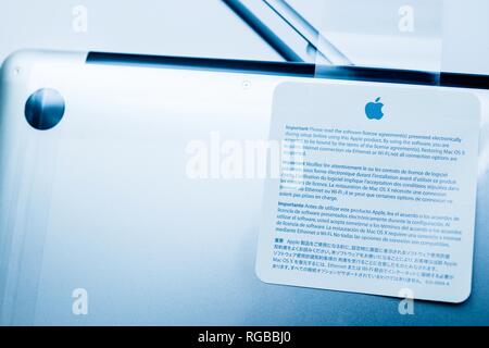 LONDON, Regno Unito - Jan 14, 2015: nuovo Apple MacBook Pro laptop computer con processori veloci e GPU unboxing con adesivo privacy e accordo di licenza macro close-up Foto Stock