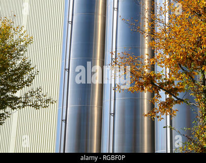 Acciaio inox silos nell'industria chimica, bulk silos di plastica. Foto Stock