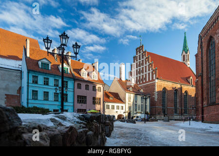 Case colorate in Riga città vecchia in una giornata invernale, Lettonia. Foto Stock
