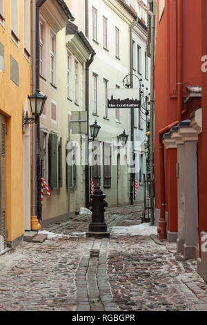 Strada stretta a Riga old town, Lettonia. Foto Stock