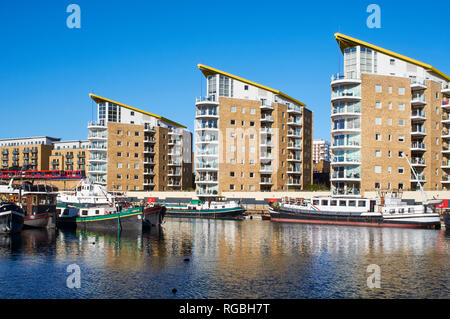 Nuovi appartamenti a Limehouse Basin, East London, Regno Unito, con barche ormeggiate sulla banchina Foto Stock