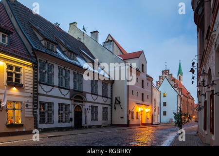 Sera d'inverno nella città vecchia di Riga, Lettonia. Foto Stock