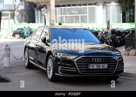 Montecarlo, Monaco - Gennaio 25, 2019: lussuoso nero Audi A8 auto parcheggiata di fronte l'hotel Hermitage Montecarlo nel Principato di Monaco. Costa Azzurra, Euro Foto Stock