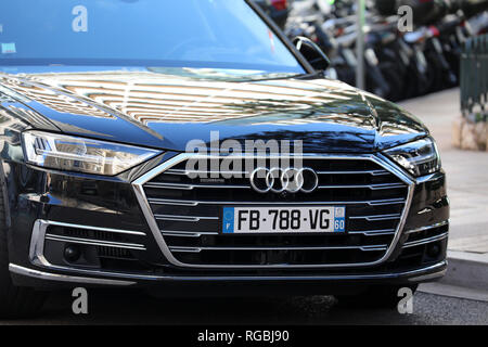 Montecarlo, Monaco - Gennaio 25, 2019: lussuoso nero Audi A8 auto parcheggiata di fronte l'hotel Hermitage Montecarlo nel Principato di Monaco. Costa Azzurra, Euro Foto Stock