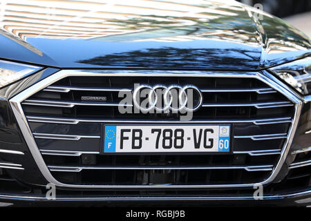 Montecarlo, Monaco - Gennaio 25, 2019: lussuoso nero Audi A8 auto parcheggiata di fronte l'hotel Hermitage Montecarlo nel Principato di Monaco. Costa Azzurra, Euro Foto Stock