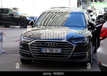 Montecarlo, Monaco - Gennaio 25, 2019: lussuoso nero Audi A8 auto parcheggiata di fronte l'hotel Hermitage Montecarlo nel Principato di Monaco. Costa Azzurra, Euro Foto Stock