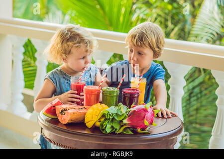 Bambini bere colorati Frullati salutari.. Anguria, papaia, mango, spinaci e dragon frutta. I frullati, succhi di frutta, bevande, bevande varietà con Foto Stock