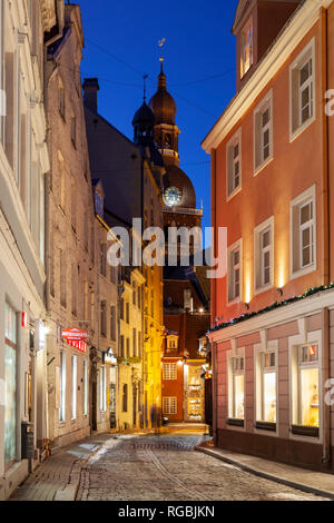 Serata in centro storico di Riga, Lettonia. Cattedrale di Riga torre in distanza. Foto Stock