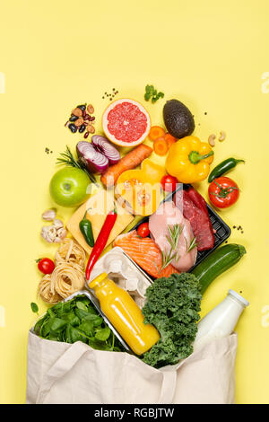 Negozi di alimentari concetto - alimenti con shopping bag Foto Stock