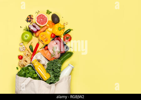 Negozi di alimentari concetto - alimenti con shopping bag Foto Stock