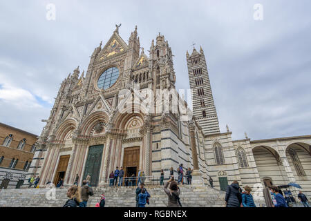 Facciata del Duomo di Siena, Toscana Foto Stock