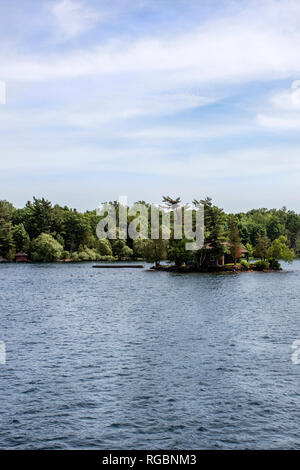 Thousand Islands National Park, fiume San Lorenzo, Ontario, Canada, 17 Giugno 2018: Uno dei tanti splendidi cottage sull'arcipelago in estate Foto Stock