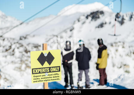 Gli esperti di un unico segno che indica un doppio black diamond run sulla sommità del Monte Blackcomb. Foto Stock