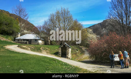 ARROWTOWN, Nuova Zelanda - 25 settembre 2014: turisti visitano ah lums cinesi in negozio arrowtown, Nuova Zelanda Foto Stock