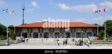 Montreal, Quebec, Canada, 3 Giugno 2018: una vista degli chalet di Belvedere Kondiaronk in Mount Royal Park Foto Stock