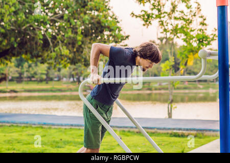 Uomo della strada palestra nel parco Foto Stock