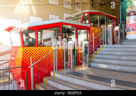 Bergamo, Italia Jan 25, 2019 - La funicolare di rosso nella città vecchia di Bergamo si sta avvicinando alla stazione presso il colle di San Vigilio Foto Stock
