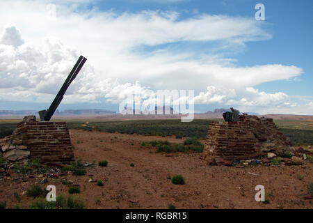 Riprese di film una volta in Occidente, diretto da Sergio Leone. Resti di arco in mattoni della scena pendenti. Il Monument Valley sul retro. Foto Stock