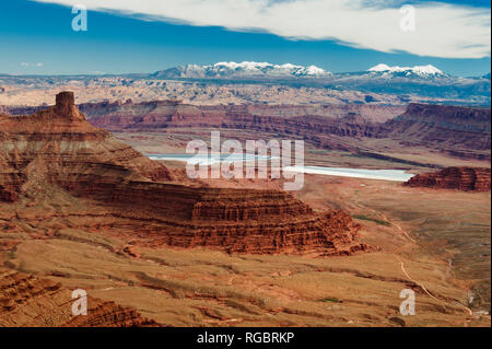 Panorama spettacolare di mesas e La Sal Mountains, Dead Horse Point State Park, Utah, Stati Uniti d'America. Foto Stock