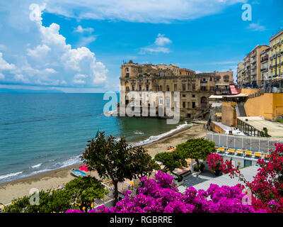 L'Italia, Campania, Napoli, Palazzo Donn'Anna, Golfo di Napoli Foto Stock