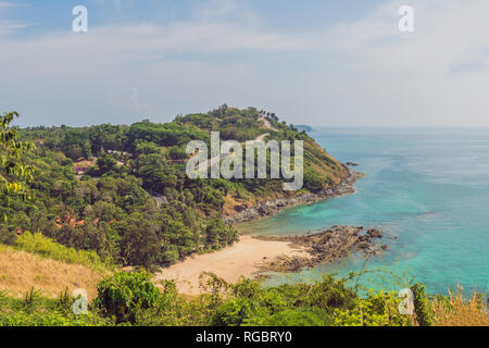 Sunset over Promthep cape e Yanui beach. Phuket, Tailandia Foto Stock