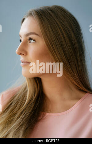 Ritratto di giovane donna che guarda verso l'alto Foto Stock