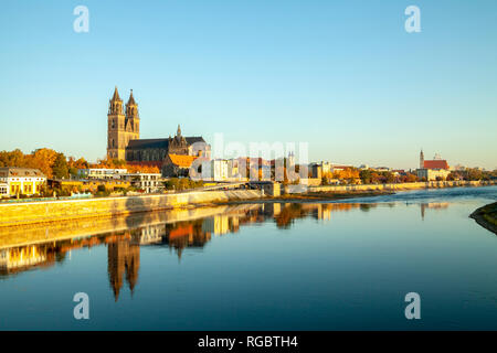 Germania, Sassonia-Anhalt, Magdeburgo, Cattedrale di Magdeburgo e il fiume Elba Foto Stock