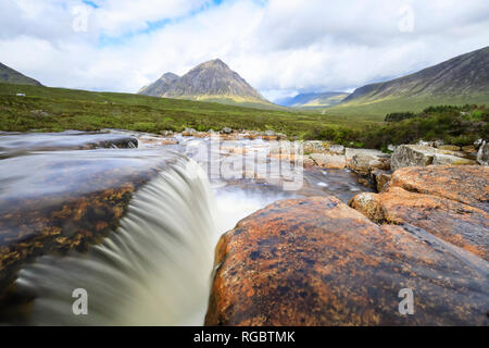 Gran Bretagna, Scozia, Highlands scozzesi, Rannoch Moor, Glencoe, Cauldon cascata, Buachaille Etive Mor e montagna Dearg Stob Foto Stock