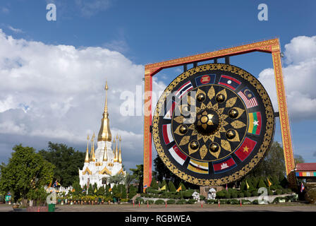 Thailandia, Ubon Ratchathani, Wat Tham Khuha Sawan Amphoe Khong Chiam, grande gong Foto Stock