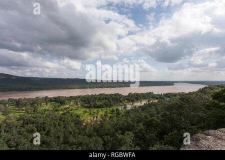 Thailandia, Ubon Ratchathani Provincia, Pha Taem National Park, vista fiume Mekong, di confine al Laos Foto Stock