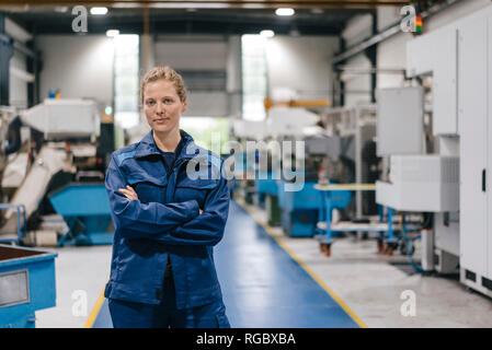 Giovane donna che lavora come un operaio specializzato in un high tech company, ritratto Foto Stock