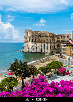 L'Italia, Campania, Napoli, Palazzo Donn'Anna nel Golfo di Napoli Foto Stock