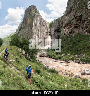 La Russia, il Caucaso, gli alpinisti escursionismo in alta Valle di Baksan Foto Stock