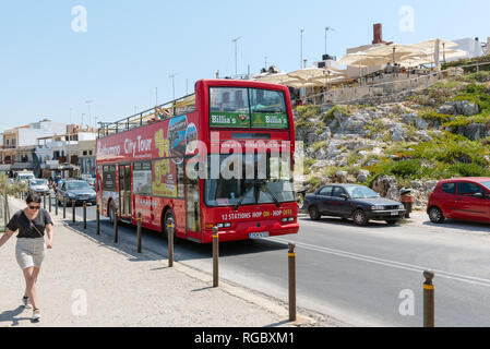 Rethimno, CRETA - Agosto 2018: Red Bus panoramico è la guida lungo la strada. Foto Stock