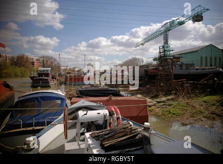 AJAXNETPHOTO. VILLENEUVE LA GARENNE, Francia - PENICHES e altre imbarcazioni ormeggiate a CHANTIERS NAVALS VANDENBOSSCHE cantiere navale situato sul Fiume Senna a QUAI Alfred Sisley nella periferia di Parigi. Il XIX secolo artista impressionista realizzati numerosi dipinti di scene sul fiume HEREABOUTS inclusi "VILLENEUVE LA GARENNE, 1872.". Foto:JONATHAN EASTLAND/AJAX. REF: R60304 260 Foto Stock