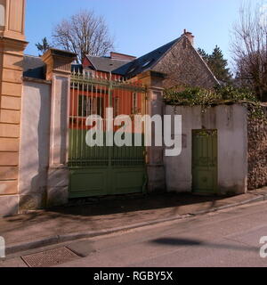 AJAXNETPHOTO. 2011. LOUVECIENNES, FRANCIA. CASA DELLO SCRITTORE AMERICANO ANAIS NIN 1903 - 1977 TRA IL 1931 E IL 1935 IN RUE MONTBUISSON. PHOTO:JONATHAN EASTLAND/AJAX REF:GR111006 12704 Foto Stock