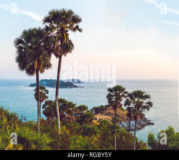 Phomthep o grotta Promthep icona di Phuket, Tailandia. Vista aerea da fuco telecamera della grotta Phromthep punto di vista presso il Phuket Foto Stock