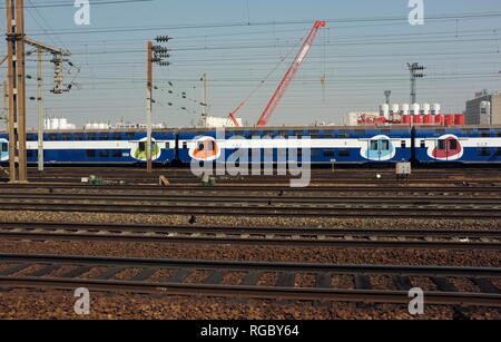 AJAXNETPHOTO. PARIGI, FRANCIA. - OLTRE I BINARI - TRENO PENDOLARE TRANSILIEN ILE DE FRANCE A DUE PIANI DIRETTO AD ASNIERES DALLA GARE ST.LAZARE, SAINT-LAZARE PARIGI. FOTO: JONATHAN EASTLAND/AJAX RIF: FX112703 5316 Foto Stock