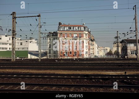 AJAXNETPHOTO. CLICHY, PARIGI, FRANCIA. - ATTRAVERSO I BINARI - VISTA VERSO RUE DE NEUILLY, ATTRAVERSO I BINARI DA ASNIERES A GARE ST.LAZARE, SAINT-LAZARE, A CLICHY. FOTO: JONATHAN EASTLAND/AJAX RIF: FX112703 5313 Foto Stock