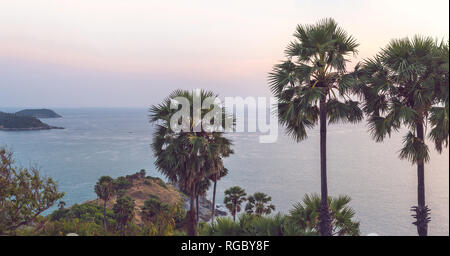 Phomthep o grotta Promthep icona di Phuket, Tailandia. Vista aerea da fuco telecamera della grotta Phromthep punto di vista presso il Phuket Foto Stock