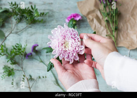 Donna di mani fiore rosa testa Foto Stock