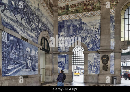 Sala del San Bento stazione ferroviaria decorata con piastrelle blu, un conto della storia del Portogallo nella città di Porto Foto Stock