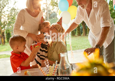 Felice famiglia estesa su un giardino festa di compleanno Foto Stock