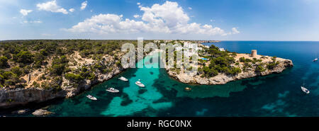 Isole Baleari Spagna, Mallorca, Llucmajor, veduta aerea della baia di Cala Pi e Torre de Cala Pi Foto Stock