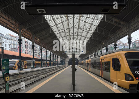 Sala del San Bento stazione ferroviaria decorata con piastrelle blu, un conto della storia del Portogallo nella città di Porto Foto Stock