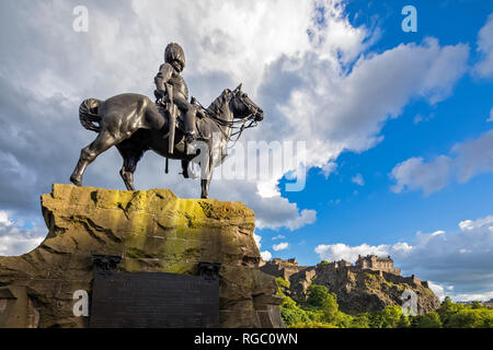 Gran Bretagna, Scozia, Edimburgo, Castle Rock, Castello di Edimburgo e Monumento soldato della Royal Scot Grays Foto Stock