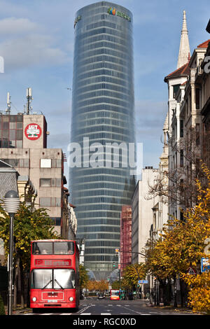 La Iberdrola alto edificio e double decker bus turistico a Bilbao, Paesi Baschi Foto Stock