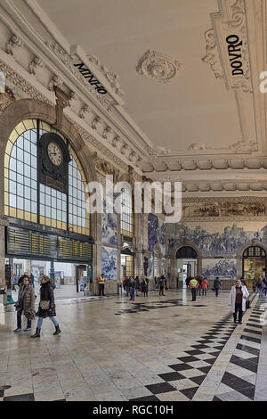 Sala del San Bento stazione ferroviaria decorata con piastrelle blu, un conto della storia del Portogallo nella città di Porto Foto Stock